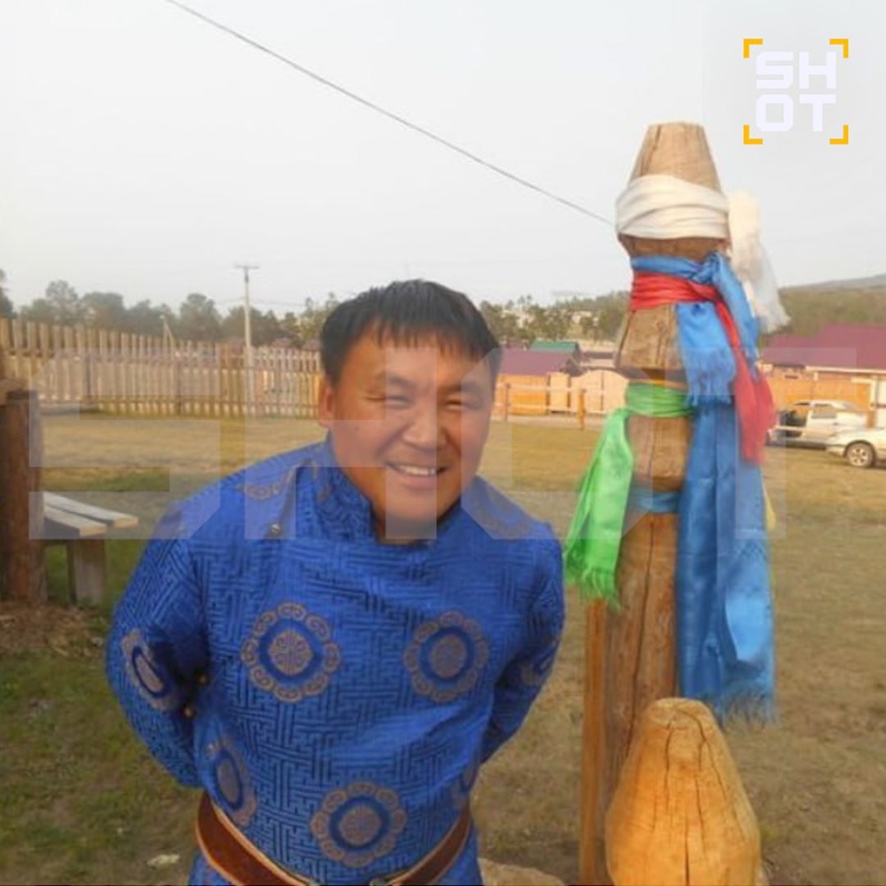 За рулём «буханки» с китайскими туристами на Байкале, по данным SHOT, был 44-летний Николай Д. Он выехал на переправу, несмотря на запрет поездок, чтобы прокормить семью