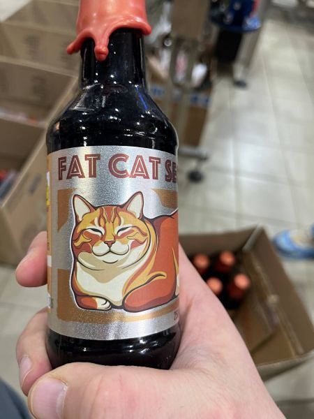 Пиво крепостью в 27 градусов создали в России — пенное назвали «Секрет толстого кота». Это вымороженный имперский стаут с карамелью, который выдерживали на кокосовой стружке, ванили «бурбон», какао бобах