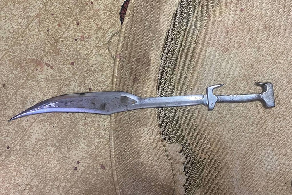 Саратовец изготовил меч как у спартанцев из подвески авто и получил уголовку. Расследование показало, что такой меч — незаконно изготовленное оружие