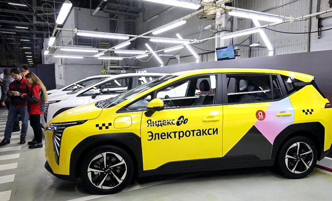 В Москве стартовал выпуск электрокаров для такси. Мантуров и Собянин запустили производство электрокаров Umo на заводе «Москвич»