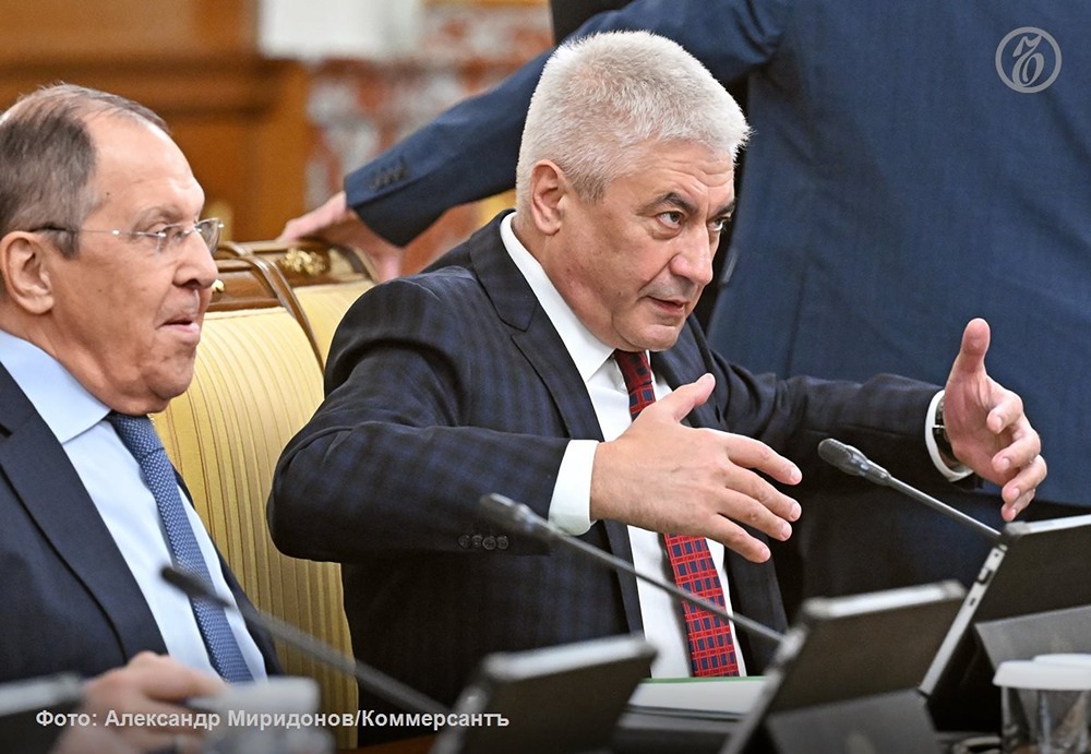 Владимир Колокольцев пожаловался на неравенство между силовиками. На заседании комитета Госдумы по безопасности 19 февраля он напомнил о внесенных в конце декабря 2025-го изменениях в законодательство