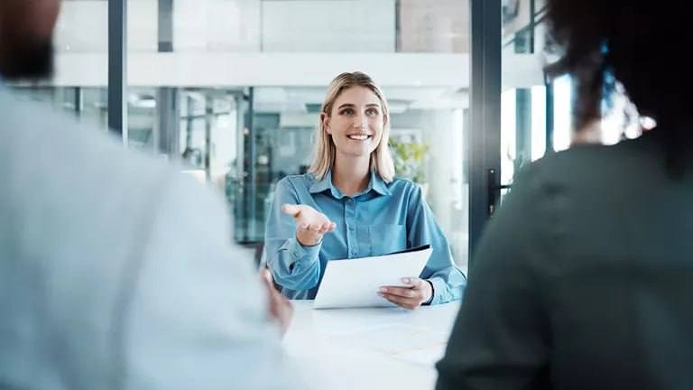 Какие подарки на 8 Марта самые желанные: почему букет цветов лидирует (31 %), а каждая пятая женщина мечтает о погашении коммуналки или кредита?