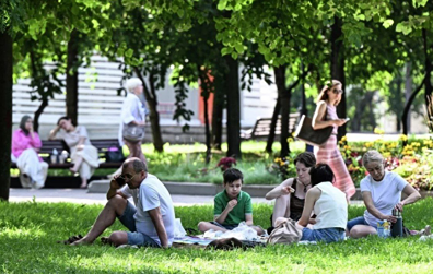Москву и область этим летом может накрыть экстремальная жара, пожары и нашествие насекомых, предупреждают экологи. Снежный покров стал «термосом» для личинок — клещи и комары массово активизируются