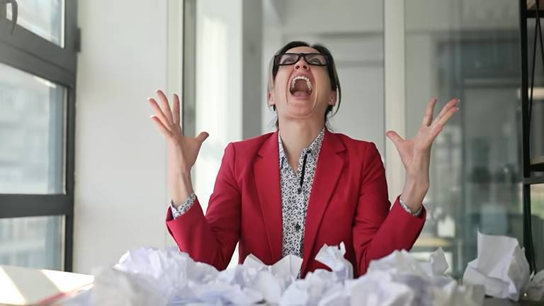 Почему жалобы на работу повышают уровень кортизола: как это нарушает сон, влияет на давление и иммунитет — и можно ли остановить этот процесс?