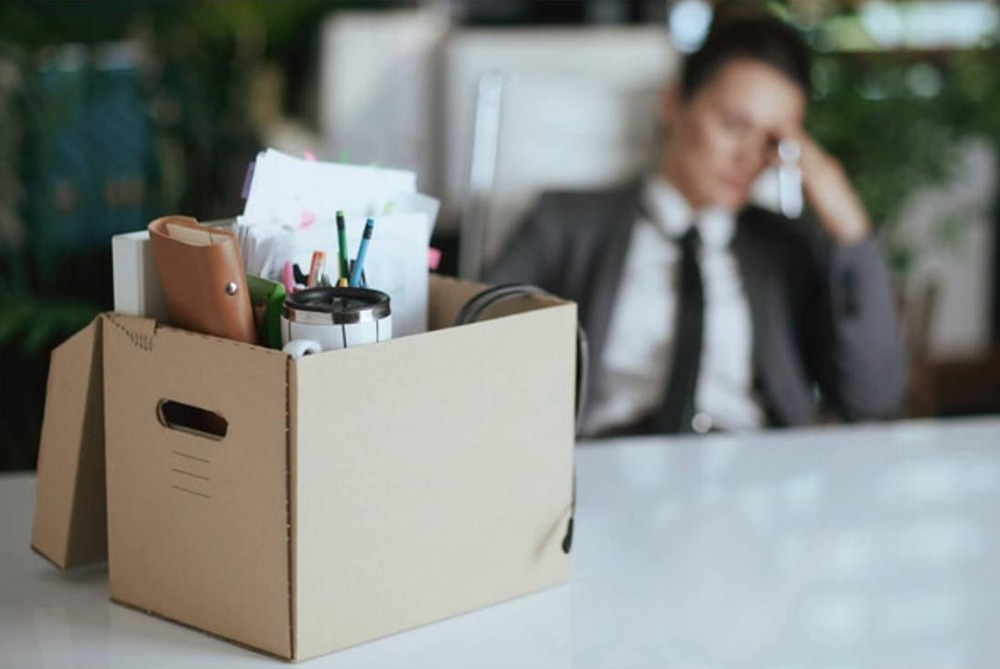 Что заставляет людей увольняться без нового оффера: как выгорание и стресс на работе сочетаются с иллюзией доступного рынка труда, почему 90 % вакансий оказываются фейком и как влияют неоплачиваемые переработки?