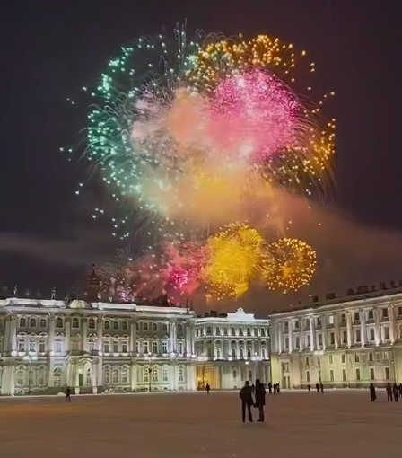 Небо Петербурга расцвело салютом в честь Дня защитника Отечества