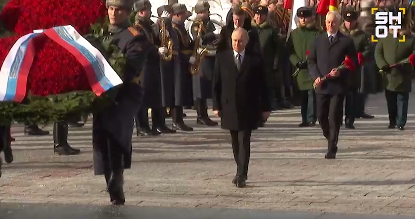 Владимир Путин почтил память героев в День защитника Отечества