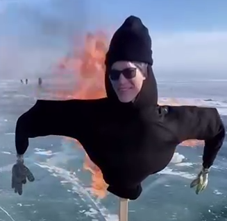 Чучело Шамана сожгли на Байкале. Так местные решили «очистить озеро от скверны» после того, как певец облизал лёд