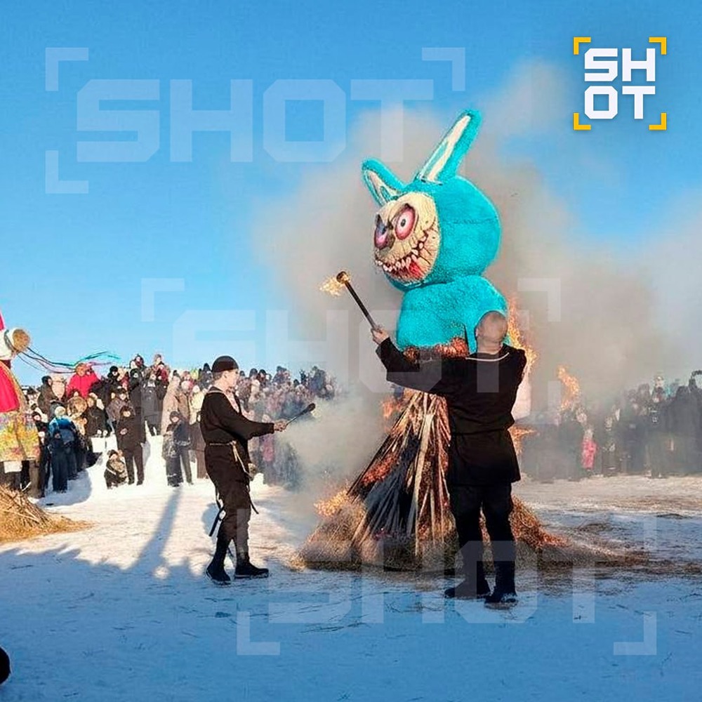 Трёхметрового уродливого Лабубу сожгли на Масленицу в Липецкой области. Теперь мы видели всё. Так организаторы борются со злом — в прошлом году они сожгли Хагги-Вагги