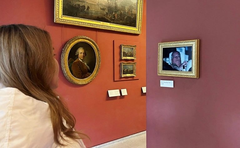 Скандал в Лувре: как активисты выставили фото экс-принца Эндрю после допроса