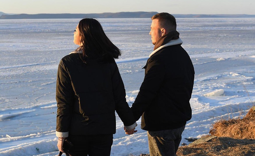 Почему число счастливых россиян выросло: главные факторы благополучия