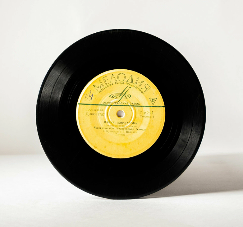 Возвращение винила: почему молодые россияне скупают пластинки?