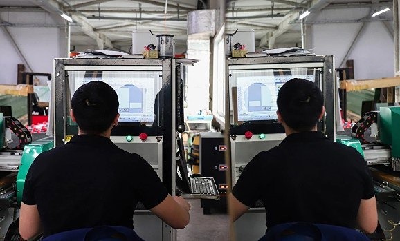 Почему зумеры отказываются от переработок: новые правила работы молодого поколения