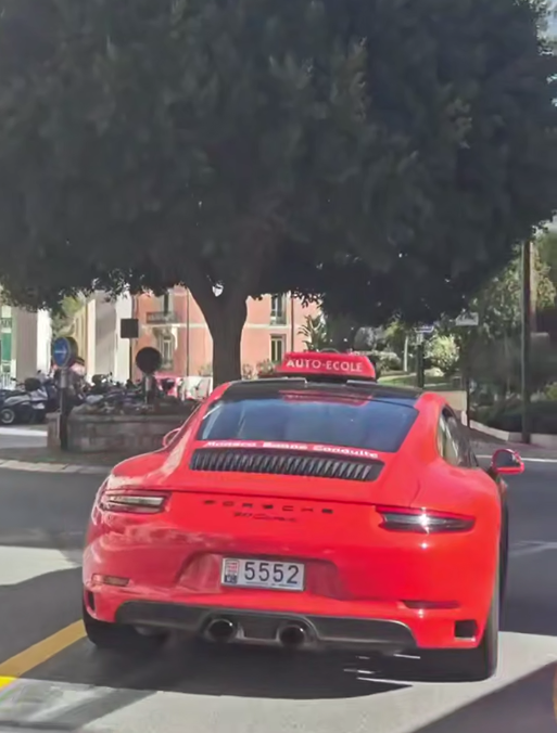 В автошколе Монако учат вождению на спортивной Porsche 911 Carrera. Всё потому, что после обучения на обычной машине местные жители «садились в свои Lamborghini и не могли с ними справиться»