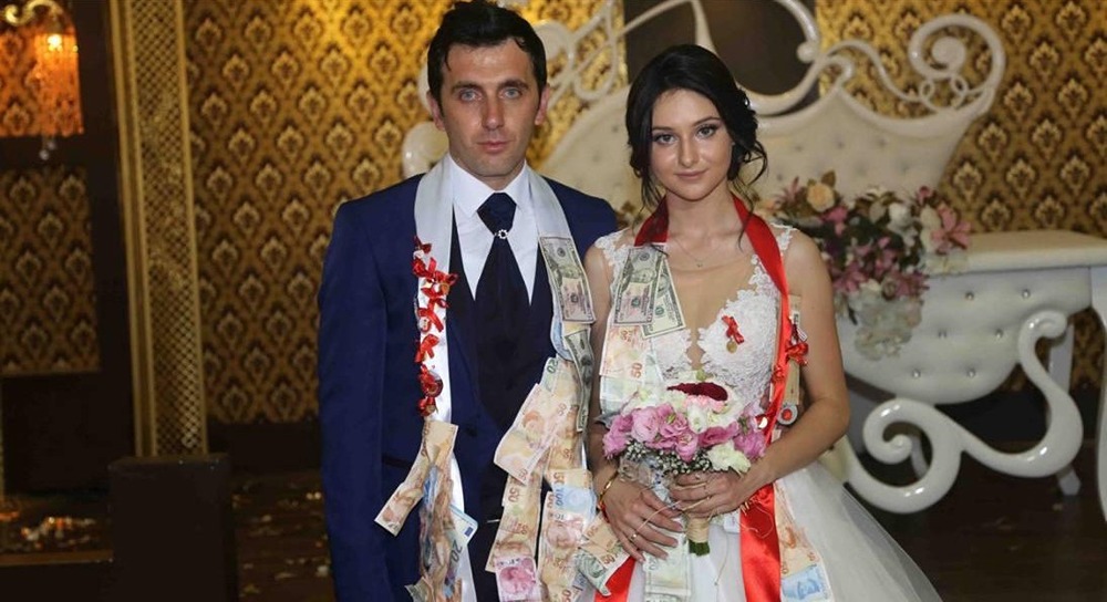 Правда ли, что россиянки всё чаще выходят замуж за турок: почему в 2024 году число браков упало до 1630 против 2,4 тысяч в 2023‑м, и что ждёт рынок международных браков в 2025 году?