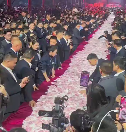 Около $26 млн (2 млрд рублей) премий выплатил начальник в Китае своим сотрудникам. На корпоративе расставили 800 столов, где каждый из 7 тысяч человек мог взять столько денег, сколько сможет унести