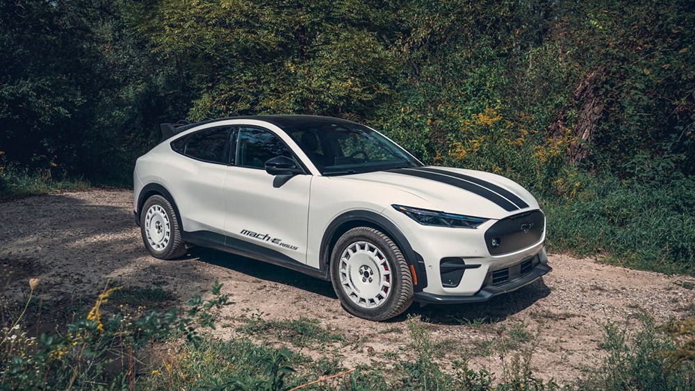 Багажник стал платным у автомобилей Ford. Чтобы он открылся, теперь придётся заплатить 38 тысяч рублей за подписку. Речь идёт о переднем багажнике на машинах Mustang Mach-E