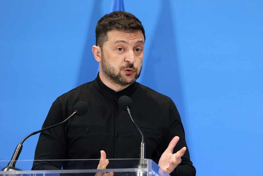 Зеленский заявил в интервью Sky News, что готов встретиться с Путиным для мирных переговоров, но не собирается отдавать территории