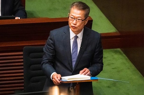 Гонконг внезапно оказался в избытке денежных средств, поскольку бюджет снова вышел в профицит