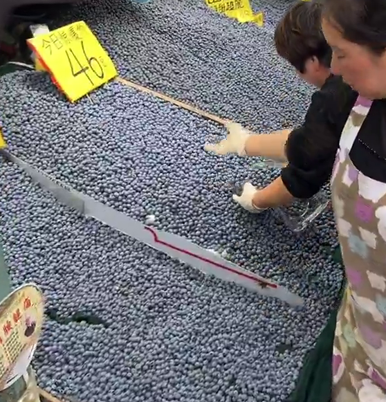 В Китае килограмм голубики стоит около 460 рублей. В провинции Юньнань ягоды продают контейнерами. Для сравнения, в России на эту сумму можно купить лишь 220 грамм