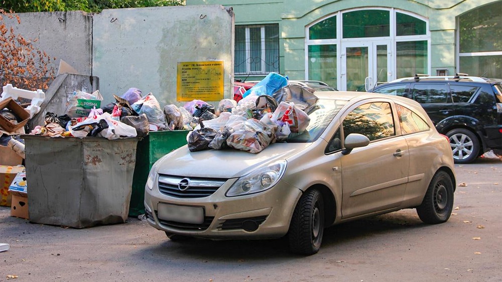 Что делать, если сосед паркуется у мусорных контейнеров: пошаговая инструкция