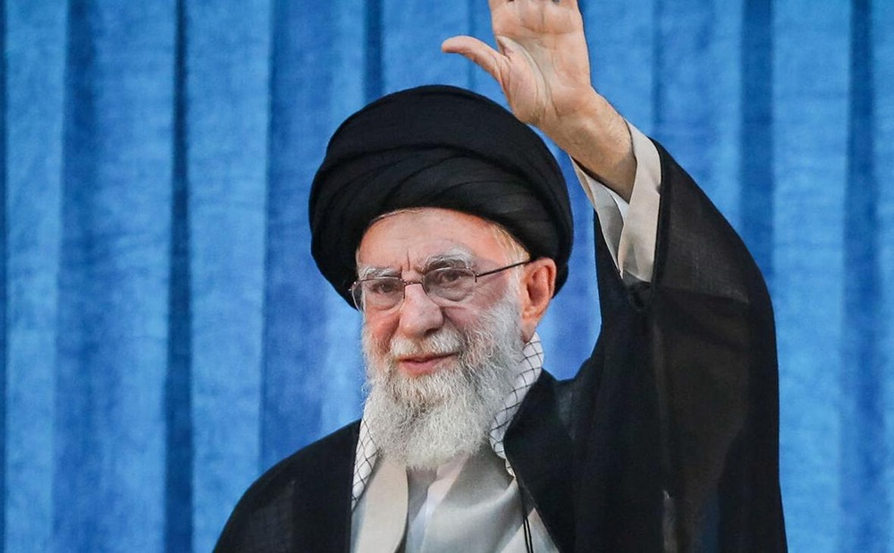 Верховный лидер Ирана Али Хаменеи не находится в Тегеране и был переведен в безопасное место