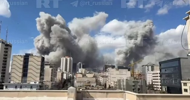 Очевидцы показывают кадры ракетного обстрела Израилем и США штаб-квартиры Объединенного комитета начальников штабов в Тегеране