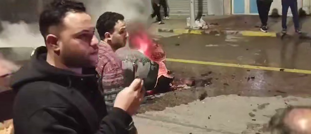 Кадры из Аммана — столицы Иордании. Там обломки сбитых иранских ракет рухнули в жилом районе. На месте сейчас пожары, горящие части снарядов лежат прямо посреди улиц. Информации о пострадавших пока не было