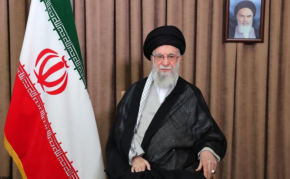 Верховный лидер Ирана Али Хаменеи был убит сегодня утром в результате израильского авиаудара в Иране, сообщил израильский чиновник местным СМИ. Об этом, например, пишет Times of Israel