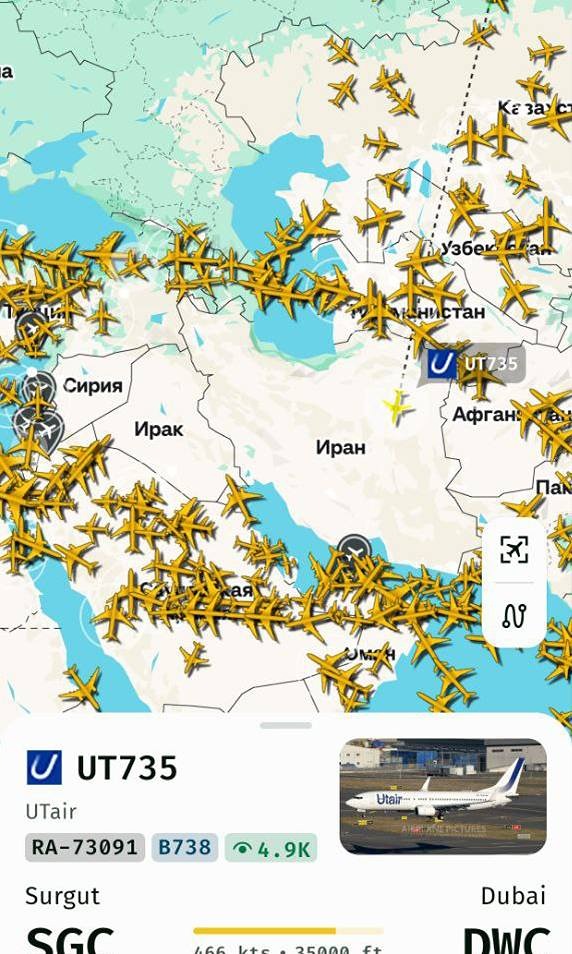 Сейчас над Ираном пролетает единственный самолёт, следующий из Сургута в Дубай. Тем временем иранские баллистические ракеты атакуют американские авиабазы в ОАЭ из-за ужесточения конфликта между Ираном и Израилем