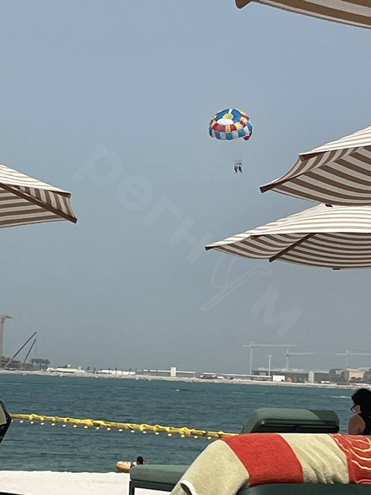 В Дубае заметили туристов из России, которые продолжают летать на парашюте, несмотря на иранские обстрелы — Регнум