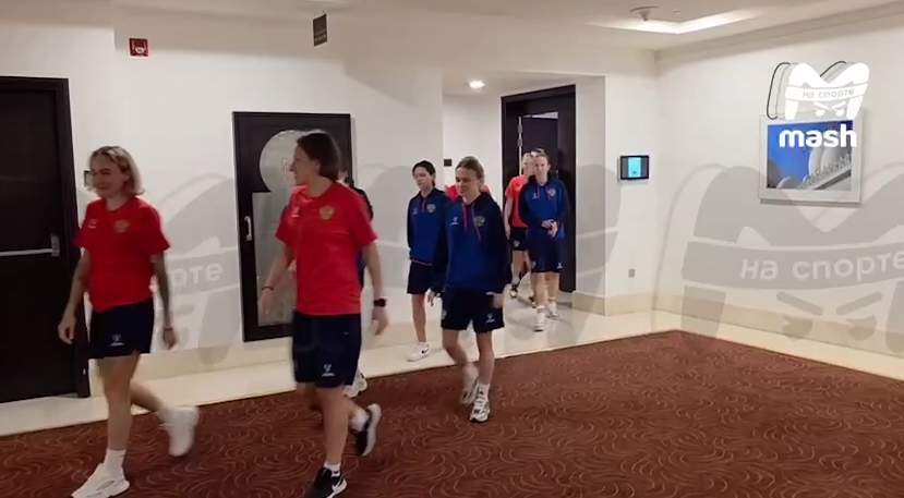 Женская сборная России играет вопреки обстоятельствам: матч в ОАЭ продолжается