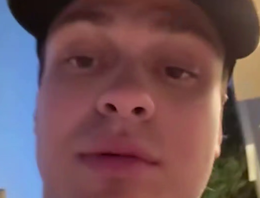 Стример Бустер оказался в Дубае в момент взрывов в городе. Блогер снял последствия прилёта по одному из районов города. Сам он не испугался, а вот кот, по его словам, был в шоке от происходящего