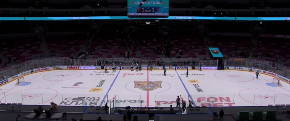 Матч КХЛ между «Сочи» и Нижегородским «Торпедо» прервали из-за угрозы атаки беспилотника. Зрителей просят покинуть стадион