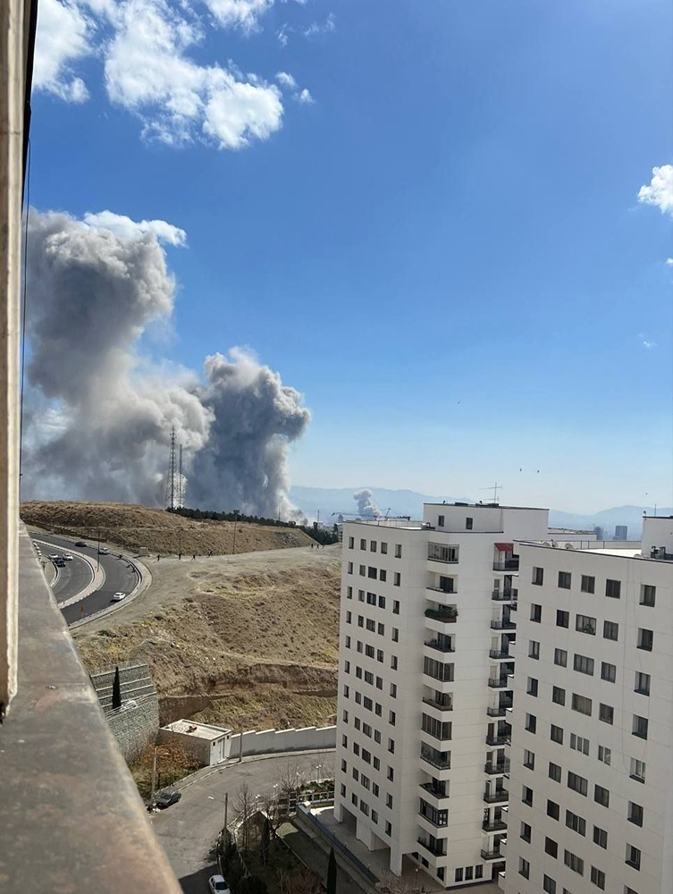 ЦАХАЛ заявил о массированной атаке на военные объекты в Иране, отметив, что «впервые наносит удары по целям в самом центре Тегерана»