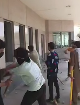 Протестующие атаковали консульство США в Карачи в Пакистане. Кадры публикуют пользователи в соцсетях