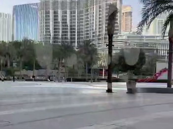 Толпы туристов пропали возле Бурдж-Халифы в центре Дубая. Улицы города опустели на фоне атаки Ирана и работы ПВО над городом