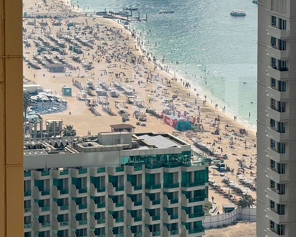 В Дубае туристов эвакуируют с городских пляжей из-за ракетного удара Ирана по ОАЭ