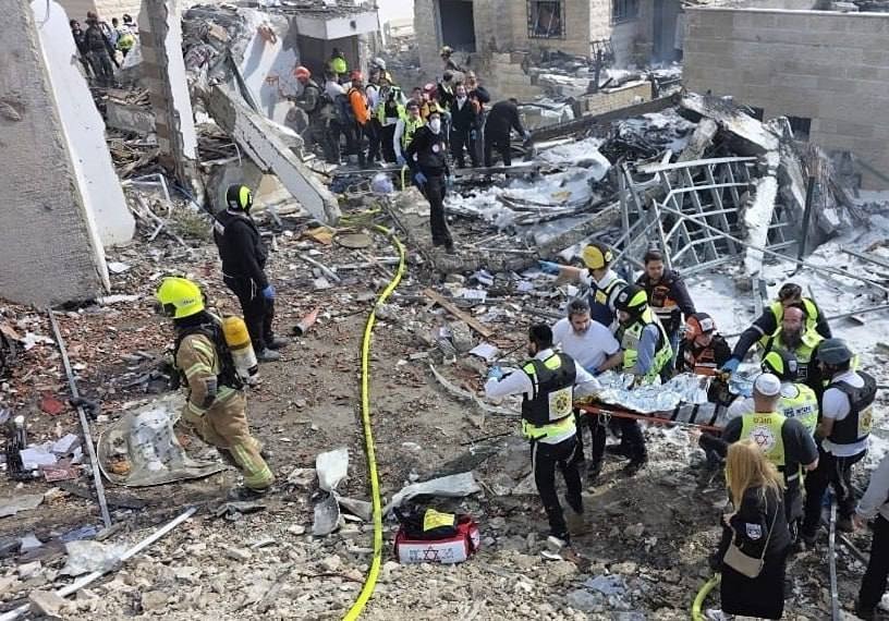 Число погибших в Израиле выросло до 8 человек. Еще 27 человек ранены. По сообщениям местных СМИ, ракета попала прямо в общественное бомбоубежище в городе Бет-Шемеш