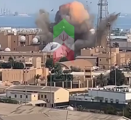 Прилёт дрона-камикадзе Shahed-136 по куполу РЛС на территории базы ВМС США в Бахрейне