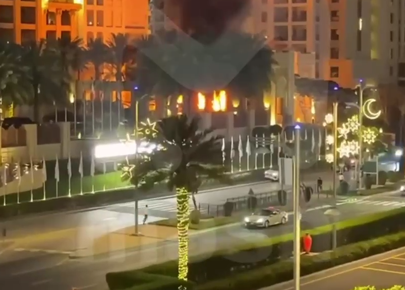 Десятки машин скорой помощи едут к отелю Fairmont The Palm, где упала иранская ракета, пишут очевидцы. В городе работает ПВО. Люди в страхе убегают в укрытия