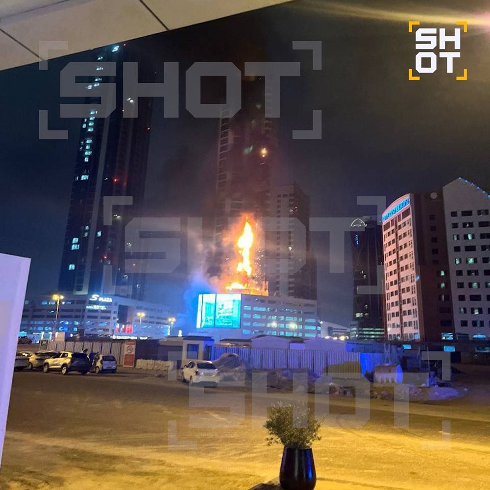 Квартира россиян повреждена в результате атаки иранского дрона в Бахрейне. Прямо сейчас небоскрёб, в котором они живут, полыхает. Горит фасад и десятки квартир
