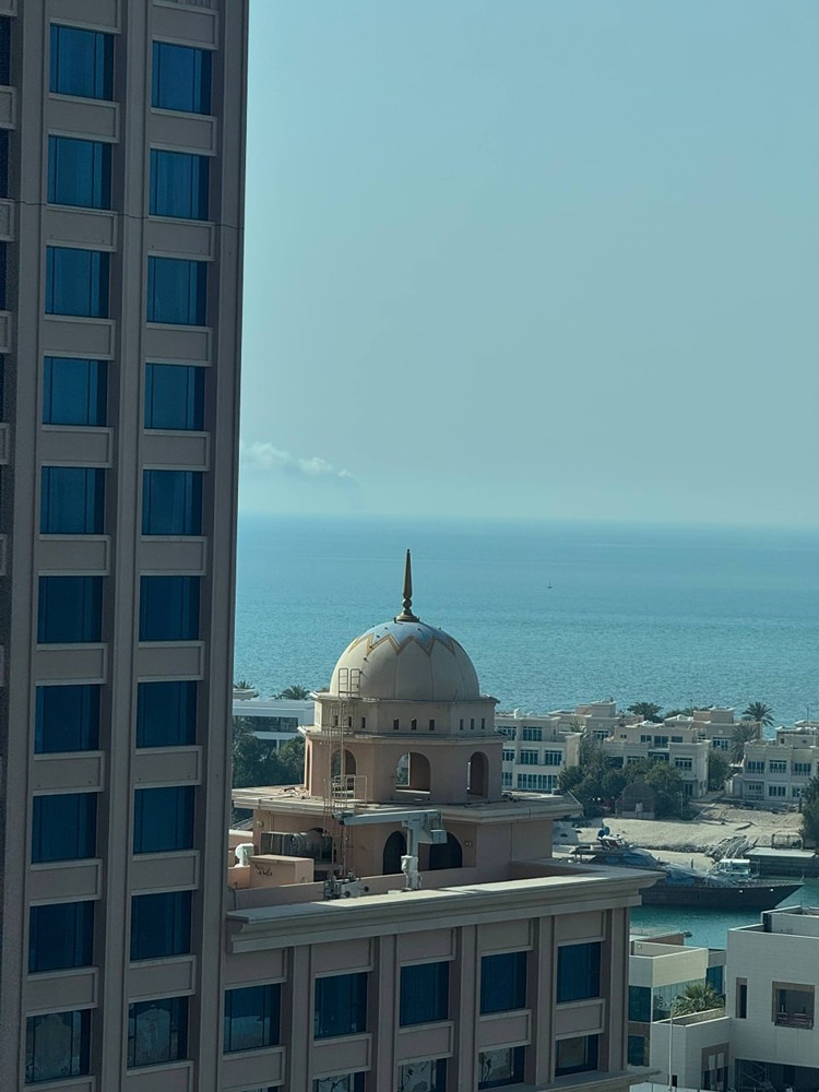 В Абу-Даби снова гремят взрывы. Примерно в 16.30 мск прозвучало пять-шесть взрывов, спустя пять минут — еще четыре, передает корреспондент РБК. В небе были видны следы от пролетающих ракет