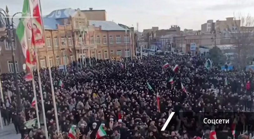 После кончины Верховного лидера Ирана Али Хаменеи граждане страны вышли на улицы с массовыми акциями протеста. Участники митингов выкрикивают лозунги «смерть Америке» и «смерть Израилю»