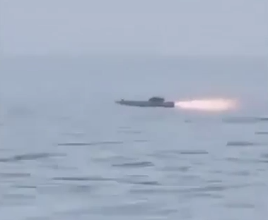 Иранская ракета поразила корабль ВМС США: появилось видео атаки