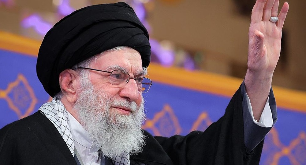 Верховный лидер Ирана аятолла Хаменеи жив после ударов США и Израиля. Об этом сообщил глава МИД страны Аббас Аракчи. Всё в порядке и с президентом страны Масудом Пезешкианом. При этом Иран мог потерять нескольких командиров