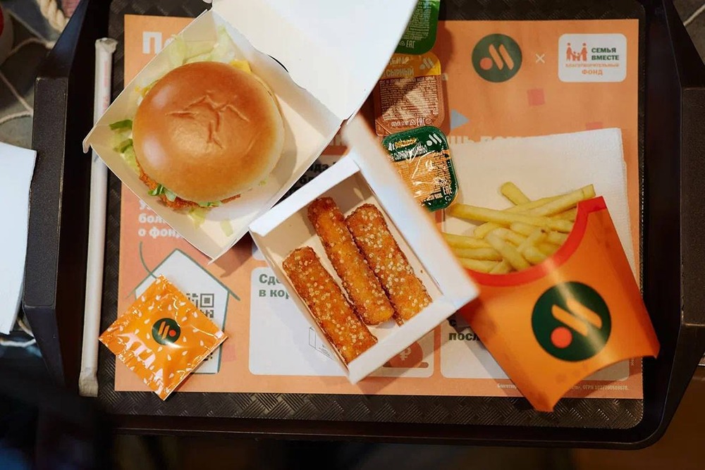 Во «Вкусно — и точка» стартовали рыбные недели. В меню вернулись рыбные палочки, Атлантик бургер с котлетой из креветок, а также Шримп Ролл. Попробовать новинки можно уже с утра