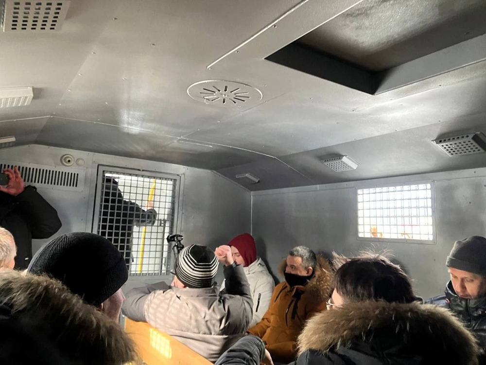 Силовики задержали 15 человек в Новосибирске. Они вышли на акцию против блокировки Telegram в России