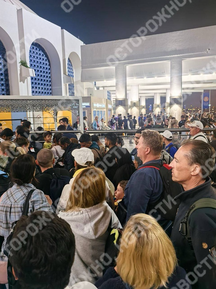 Кризис в аэропорту Шарджи: туристы не могут получить помощь от авиакомпаний и консульства