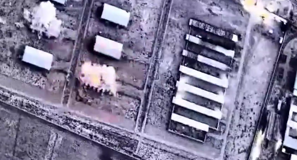 Слышны последовательные взрывы в разных частях Тегерана, в том числе в районе площади Железнодорожного вокзала, сообщает иранское агентство Tasnim